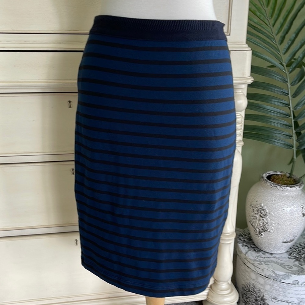 Lou & Grey Pull on straight skirt size small